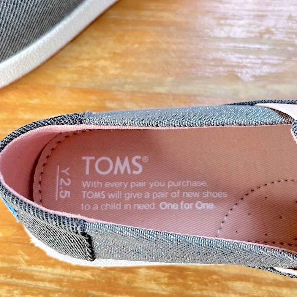 NWT TOMS Avalon Youth Slip On